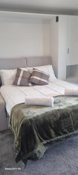 CBD Quiet Upstairs Studio Apartment